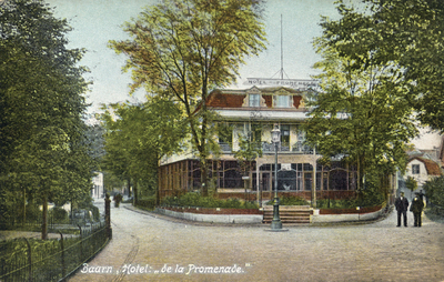 7649 Gezicht op de voorzijde van het Hotel de la Promenade te Baarn, met links de Nieuwstraat.
